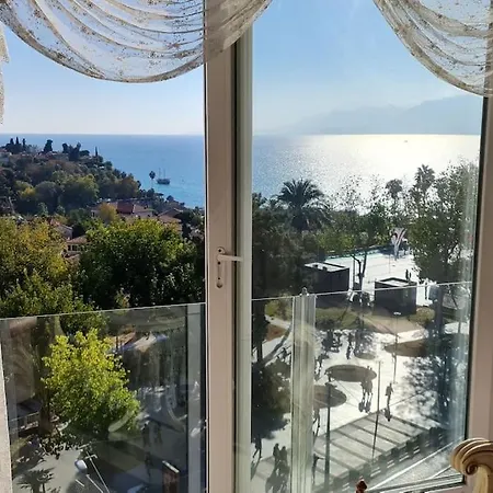 Deniz Manzarali Jakuzili Kral Dairesi Antália