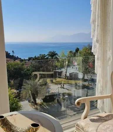 Deniz Manzarali Jakuzili Kral Dairesi 아파트